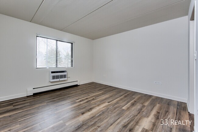Building Photo - NEWLY Renovated Beautiful Spacious 1 Bedro...