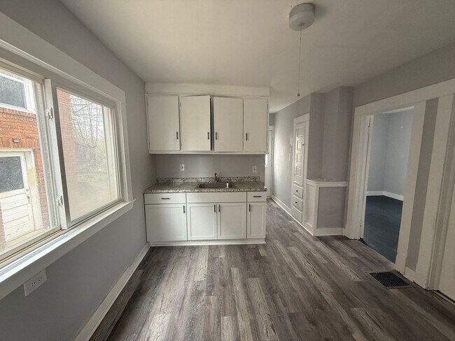 Foto del edificio - 15718 Holmes Ave