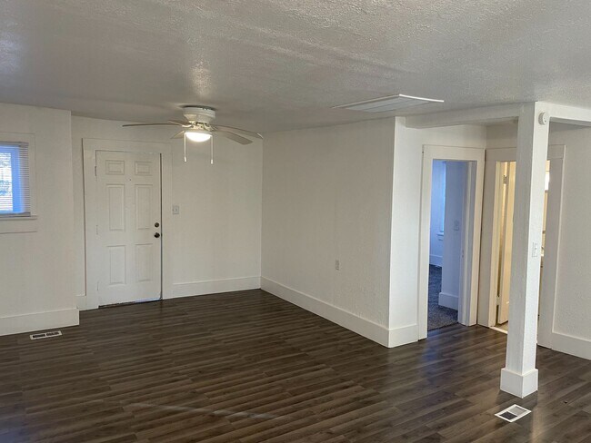 Building Photo - Cute 2 bedroom 1 bath bungalow home in gre...