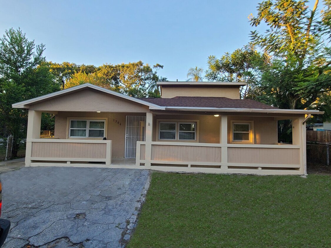 Foto principal - BRAND NEW RENOVATION! Spacious 5-Bed/2-Bat...