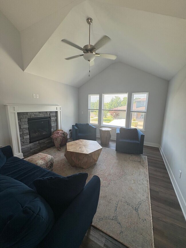 Foto del edificio - 2050 Riverstone Dr