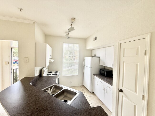 Foto del edificio - 6300 Raleigh St