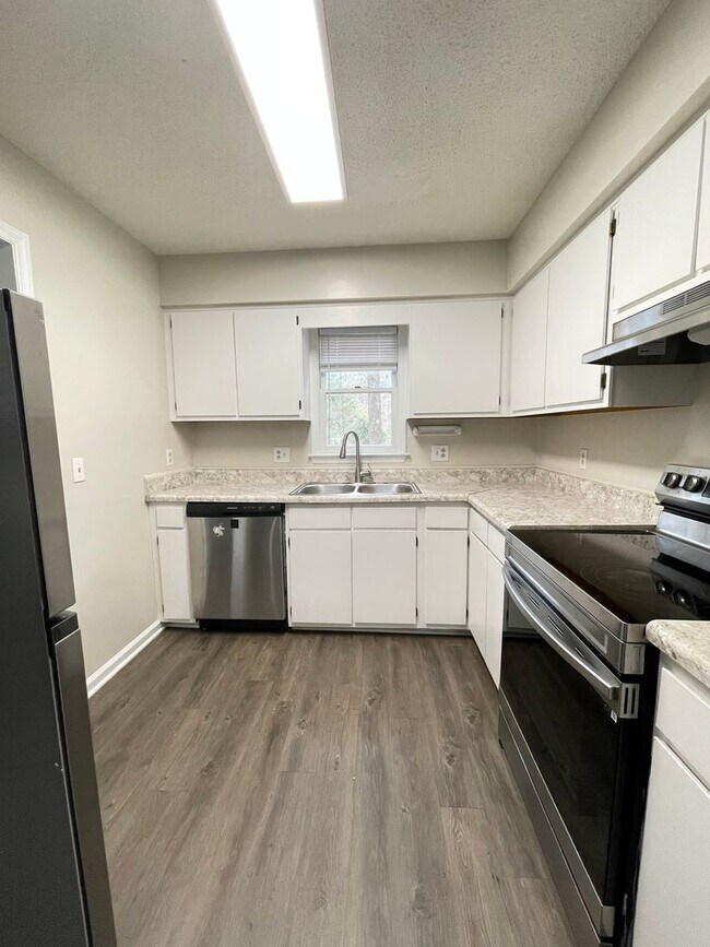 Foto del edificio - APPLICATION PENDING: 720-A Powell Drive ~Newly Renovated~ End Unit ~ Convenient to Powell Drive P...