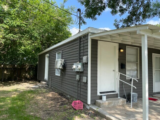 Foto del edificio - 2330 Cedar Dr