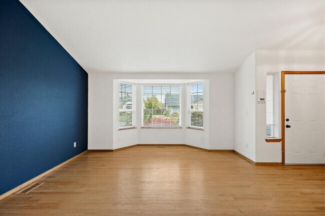 Foto del edificio - Spacious 4-Bedroom Olympia Home with A/C, ...