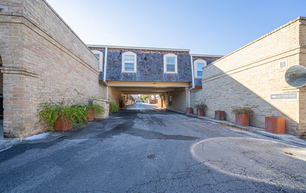 Foto principal - 2/1 Alamo Heights Condo ~ Freshly Remodele...