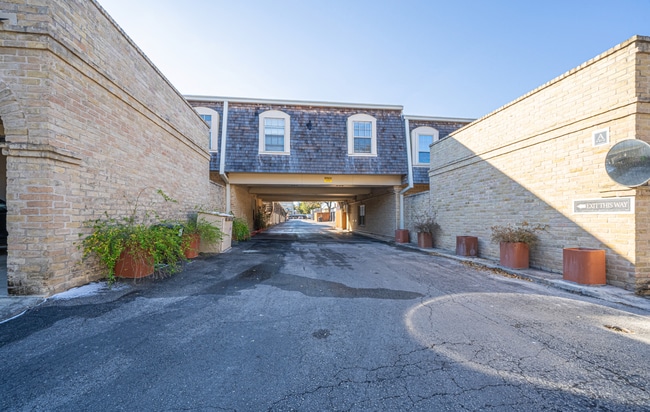 2/1 Alamo Heights Condo ~ Freshly Remodele... - 2/1 Alamo Heights Condo ~ Freshly Remodele...