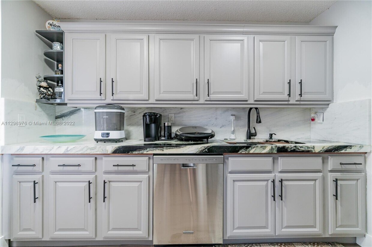 Foto principal - 3400 Blue Lake Dr