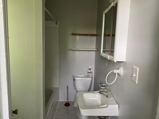 bathroom - 14 Main St