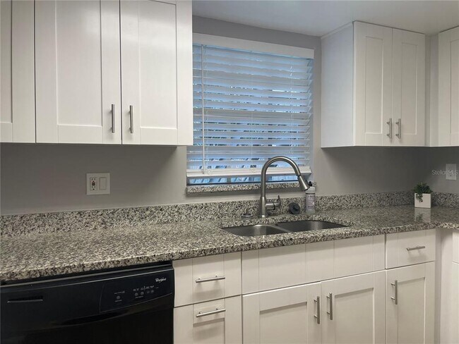 Foto del edificio - 1000 S Semoran Blvd