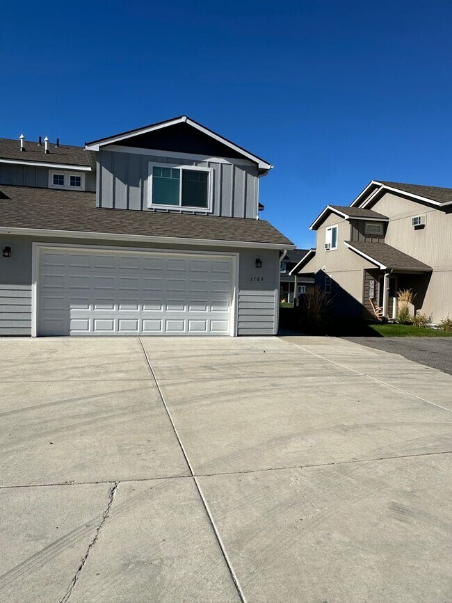 Foto del edificio - Stunning 4 Bedroom 2.5 Bath Duplex town ho...