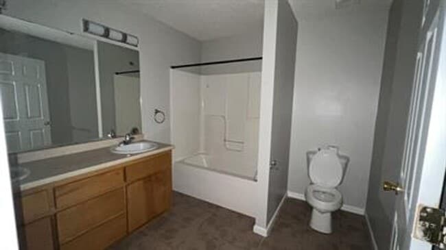 Building Photo - 3 Bed 2 bath ready to move in!!!
