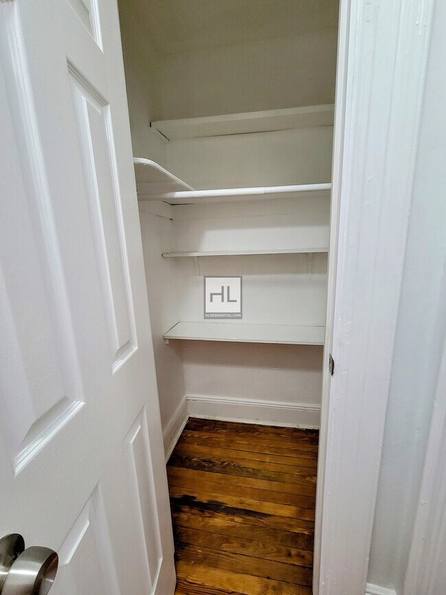 Foto del edificio - Large & Sun-drenched King-sized 2BR in the...