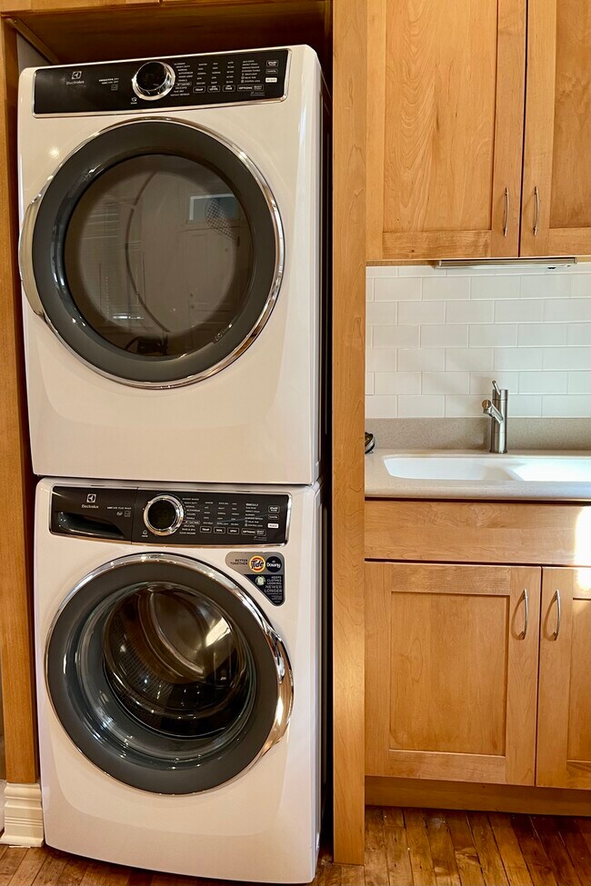 Electrolux Washer/Dryer - 1805 W Superior St