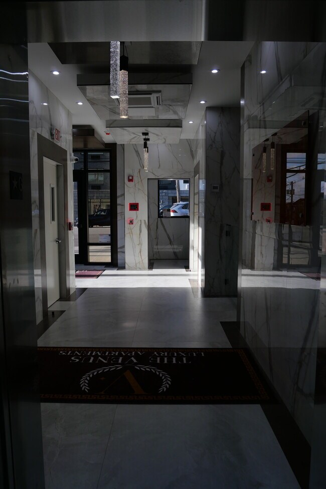 Pasillo a la sala de correo - Venus Apartments