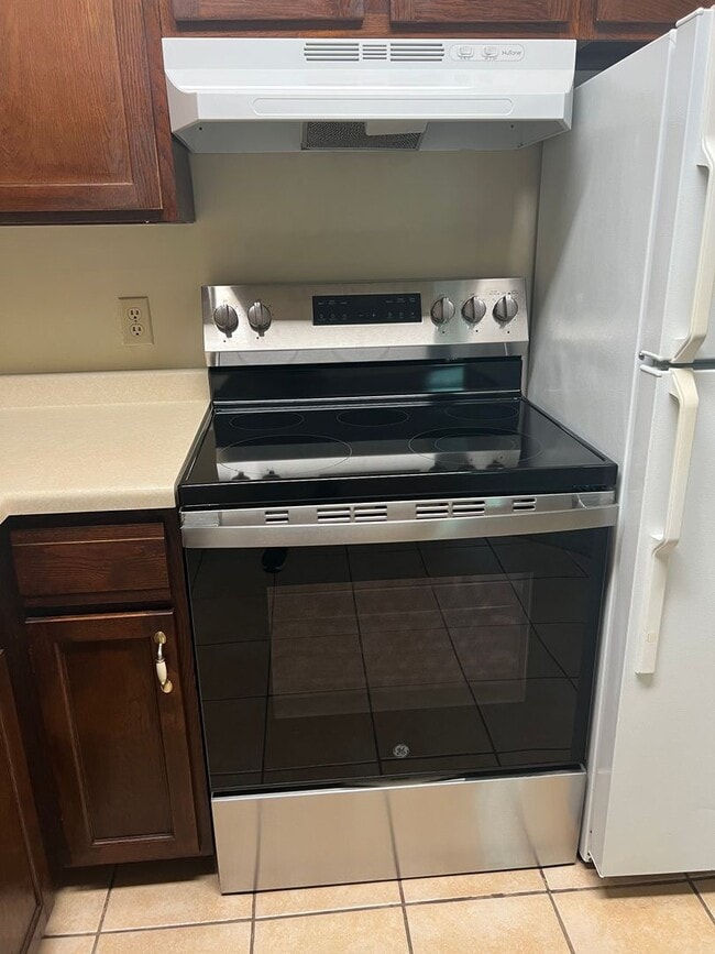 Building Photo - Tudor 3205