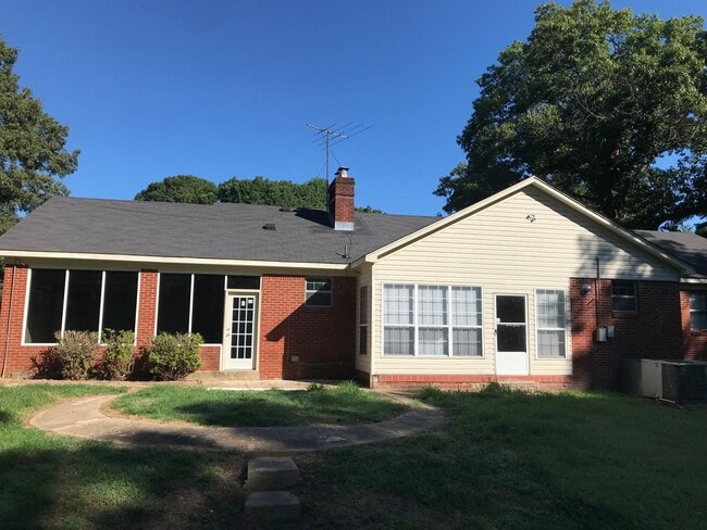 Building Photo - Country Living