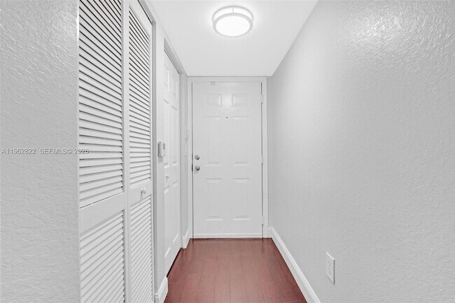 Foto del edificio - 2586 Centergate Dr