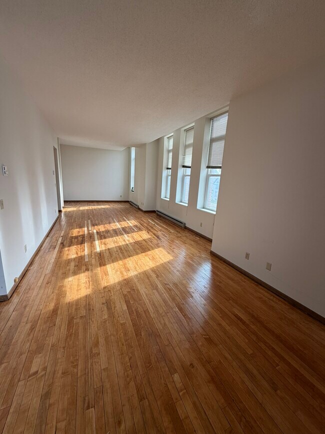 Sala de estar de la unidad 17 - 442 Belgrade Ave