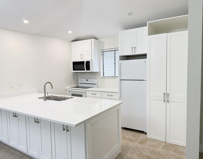 Building Photo - 707 Club Dr