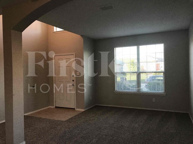 Building Photo - 429 W Clover Park Dr