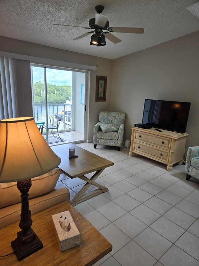 Building Photo - 2512 SE Anchorage Cove