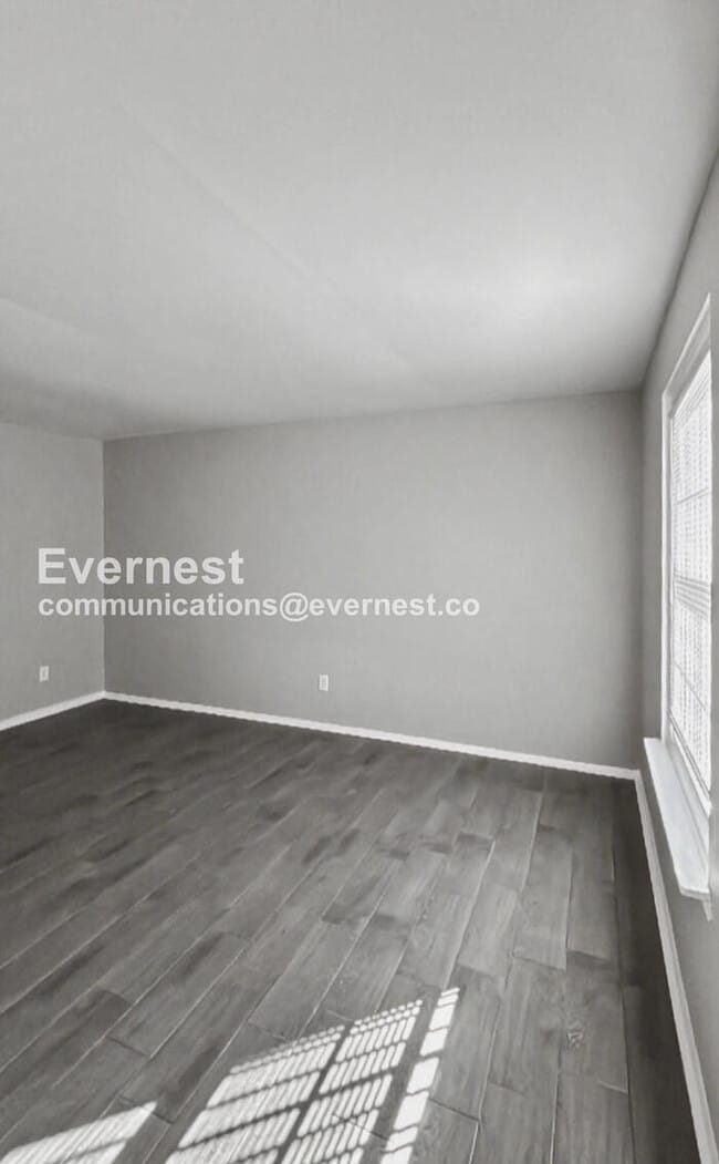 Building Photo - Townhome with Modern Amenities and Off-Street Parking