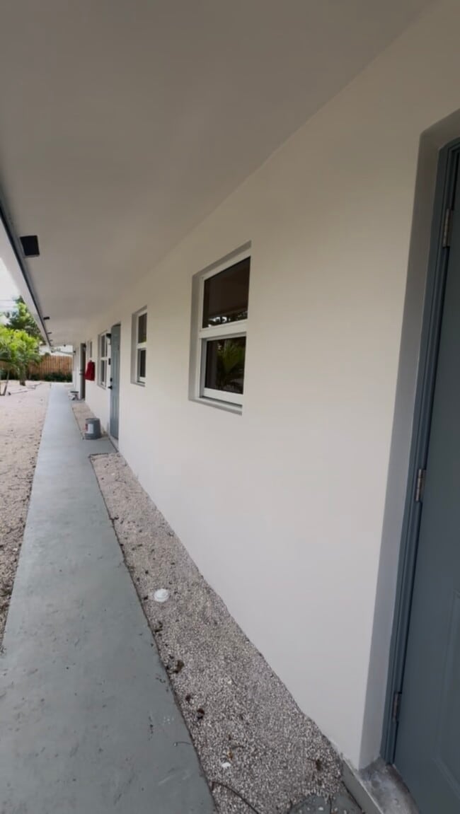 Building Photo - 922 NW 4th Ave