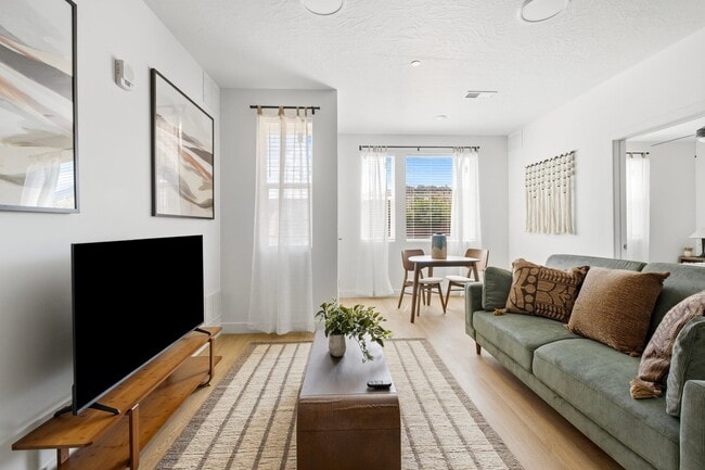 Building Photo - The Henley Apartments