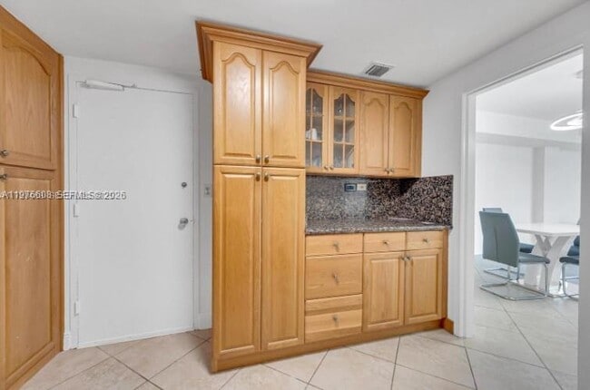 Building Photo - 999 Brickell Bay Dr