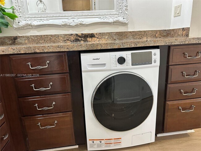 Building Photo - 6039 Collins Ave