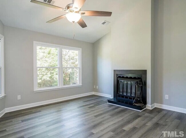 Foto del edificio - Room in House on Harmony Ct