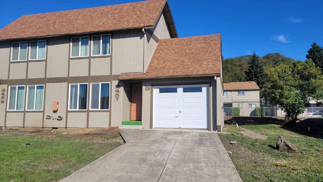 Foto principal - 2457 NE Kerr St