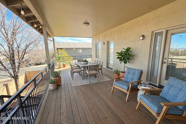 Building Photo - 988 Louie St