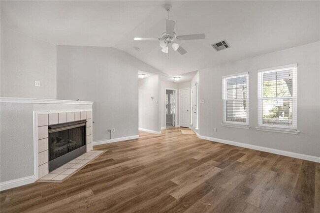 Building Photo - 303 Strawn