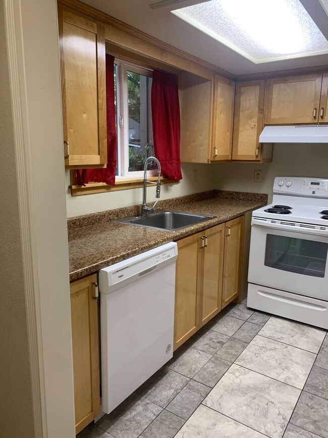 Building Photo - Beautifully Upgraded Condo