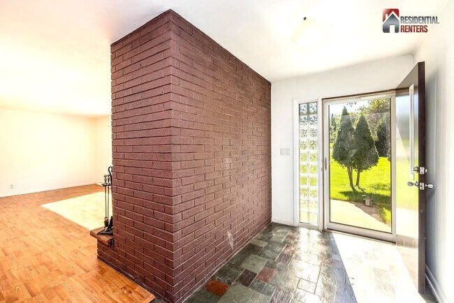 Building Photo - 11601 N Parkview Dr