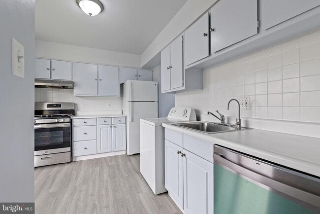Building Photo - 8145 Community Dr
