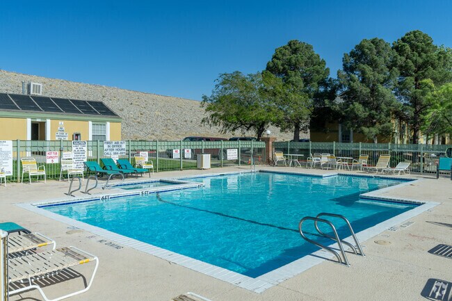 Piscina - The Bartlett Apartment Homes