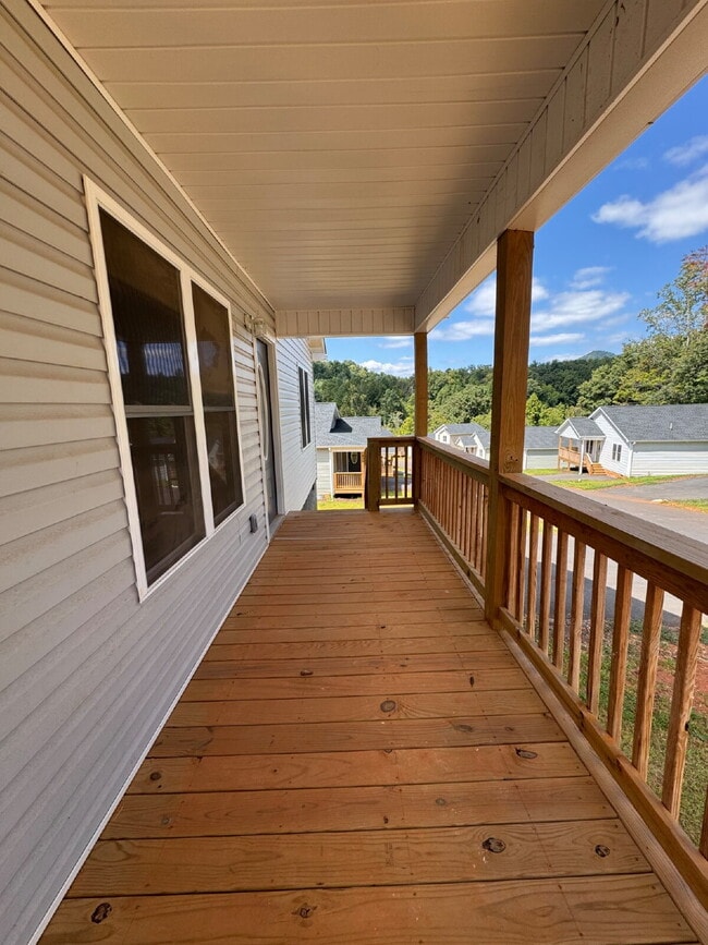 Building Photo - "Charming 3-Bed Haven with Granite Touches...