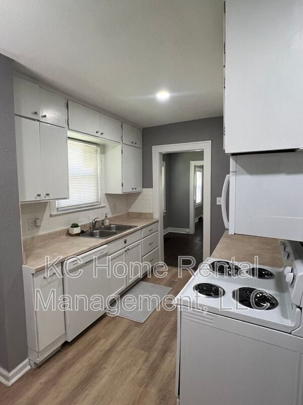 Building Photo - 7542 Harrison St
