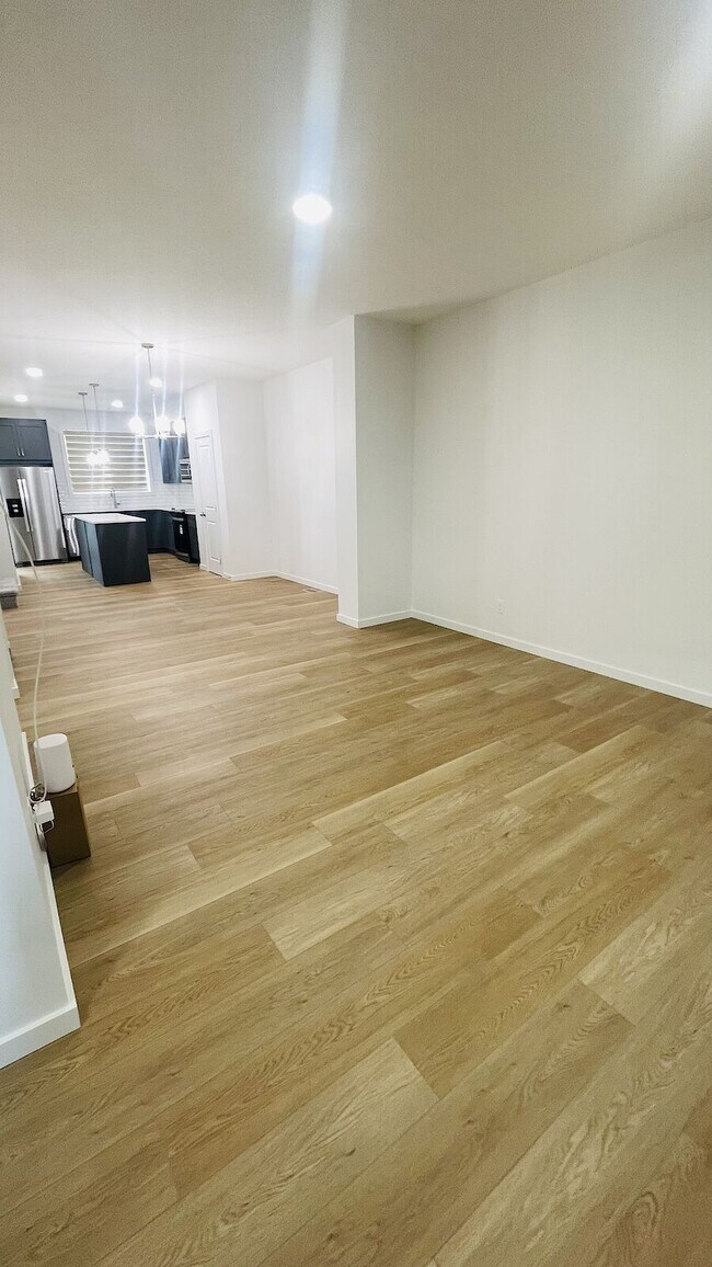 Photo du bâtiment - COZY AND BEAUTIFUL 3 BDRM+ DEN AND 2.5 BAT...
