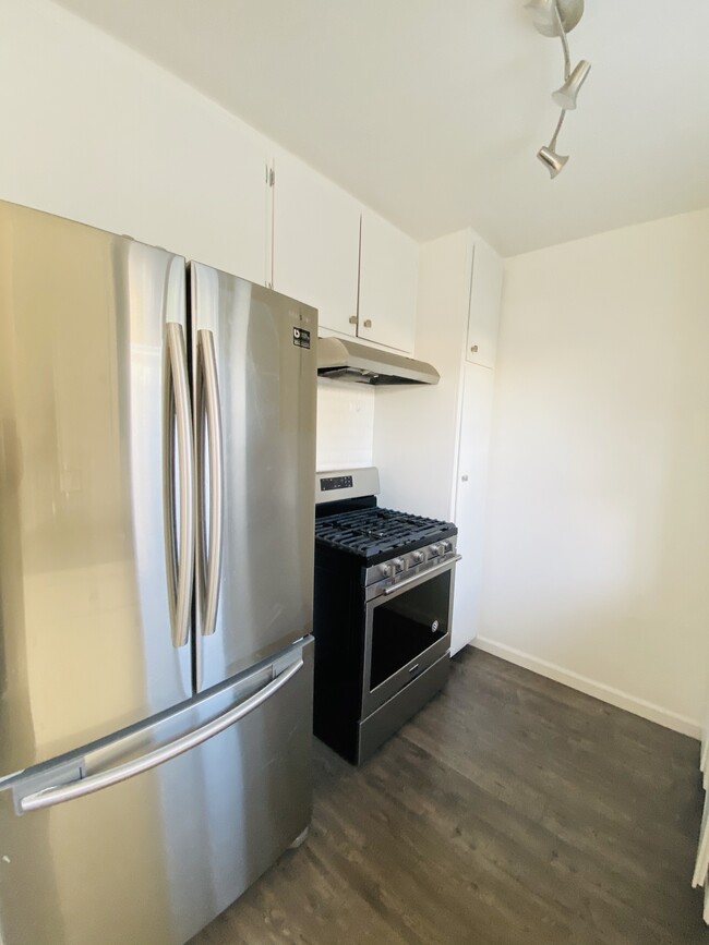 Building Photo - 539 Hyde Park Pl