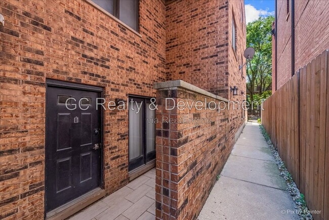 Building Photo - 832 W Barry Ave