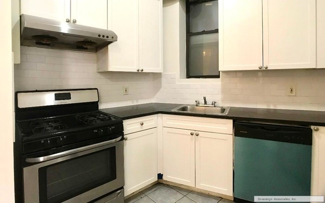 Foto del edificio - 411 Manhattan Ave