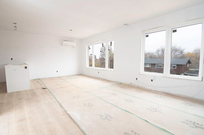 Photo du bâtiment - Unit 1C | Lower Level | 2 Bedroom, 1 Bathroom