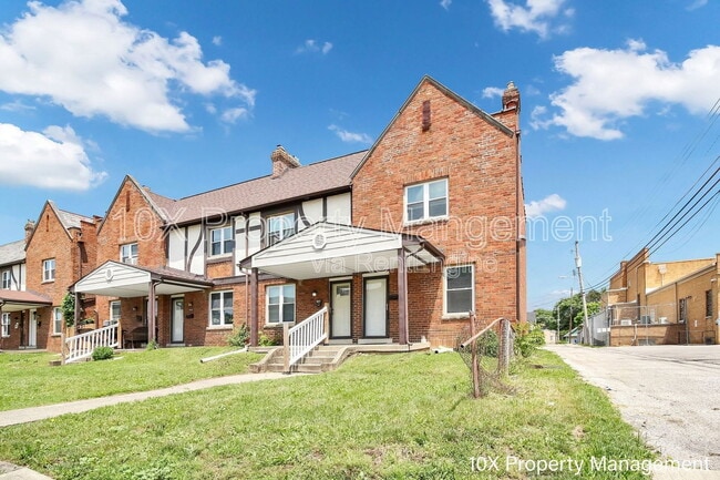 Building Photo - 1668 E Sycamore St