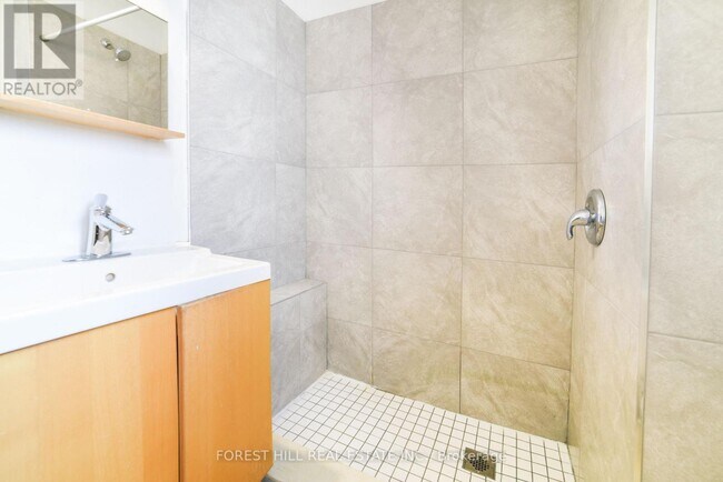 Photo du bâtiment - 280 Eglinton Ave W