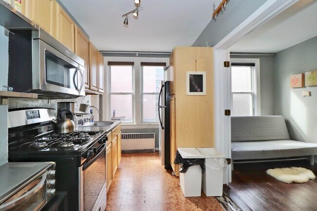 Building Photo - 411 Monmouth St