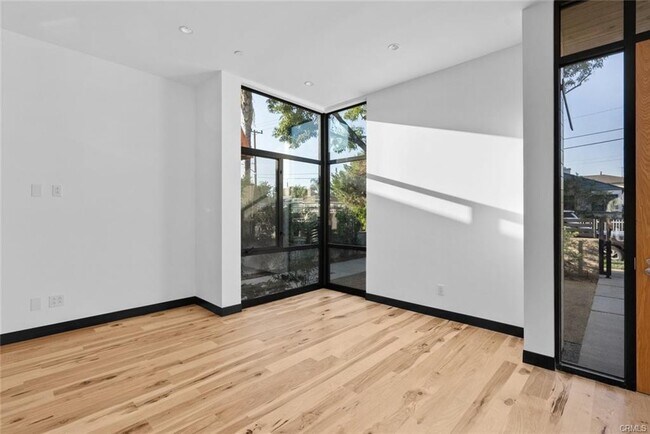 Foto del edificio - 922 W Clark Ave